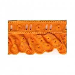 Broderie anglaise froncee