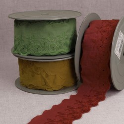 Broderie fleur festonnée
