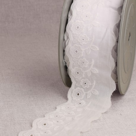 Broderie fleur festonnée