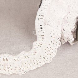Broderie froncée sur passe ruban blanc