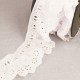 Broderie froncée sur passe ruban blanc