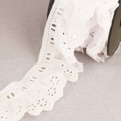 Broderie froncée sur passe ruban blanc